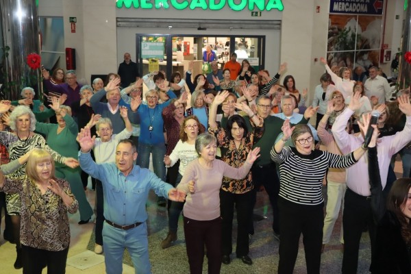 Más de 300 mayores de Torrent celebran el Baile de San Valentín en el Centro Comercial Las Américas