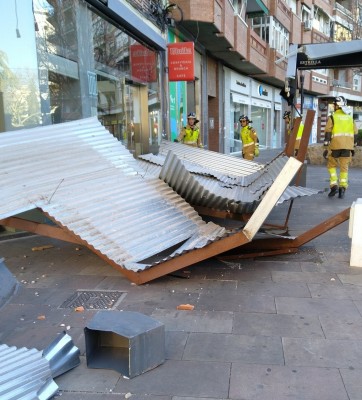 El viento deja un reguero de destrozos por Murcia: desprendimiento de chapas de metal en la Circular, árboles caídos y contenedores desplazados