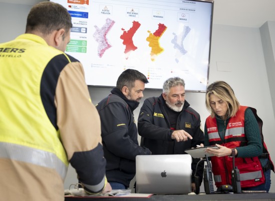 La Diputación refuerza el dispositivo especial de bomberos y pide 