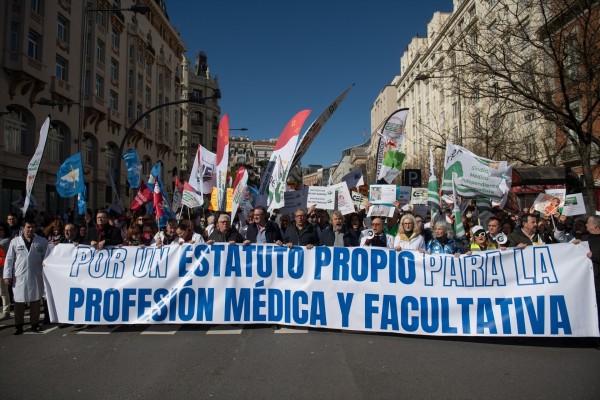 Unos 5.000 médicos piden en Madrid la dimisión de Mónica García y un Estatuto Marco propio