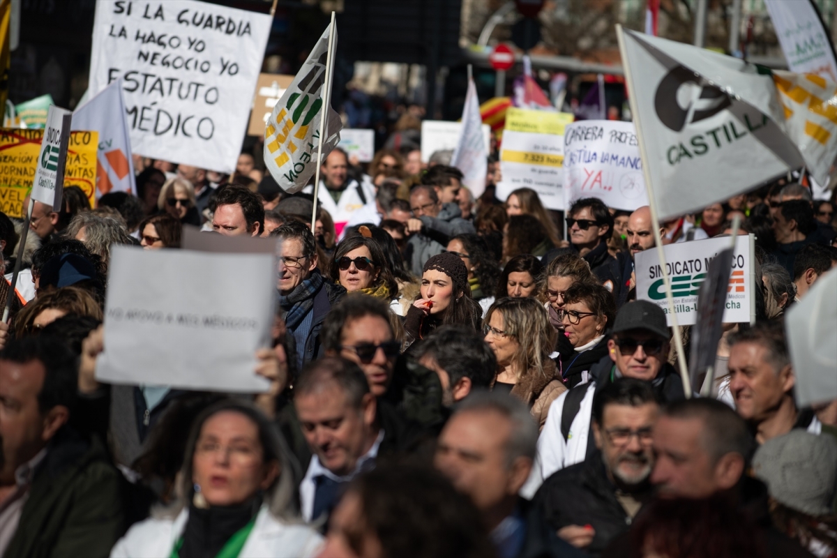 Manifestantes portan pancarta con lema Por un estatuto propio para la profesión médica y facultativa.