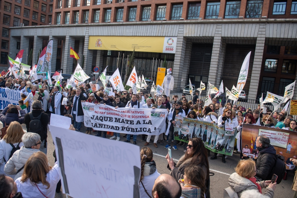 Manifestantes frente al Ministerio de Sanidad.