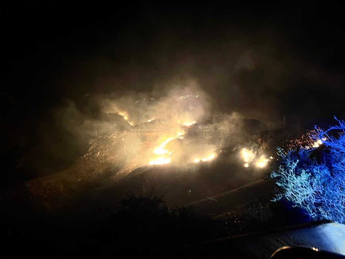 Los servicios de Emergencia trabajan en sofocar un incendio forestal declarado en Cabo Tiñoso