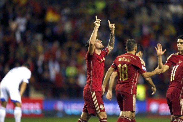 Paco Alcácer aprovecha su oportunidad con 'La Roja' para reencontrarse con el gol un mes después 