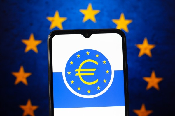 El Eurogrupo retoma su debate para reforzar el euro y discutir la hegemonía del dólar