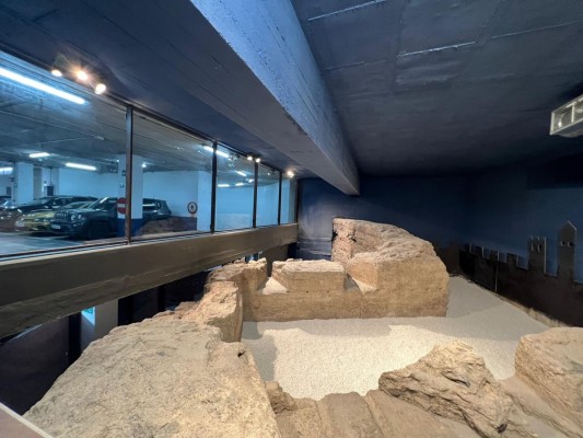 La Muralla del Sol de Murcia  'ilumina' el parking subterráneo de la Glorieta de España: una cortina de vidrio permite su contemplación