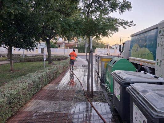 Benicàssim intensifica las labores de limpieza en su casco urbano después de las fiestas patronales