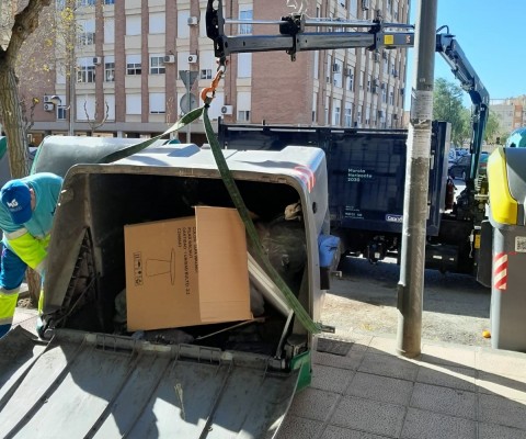 Así es el dispositivo especial para borrar las huellas del temporal de viento en Murcia: desde grandes barredoras a retirar cañas del río