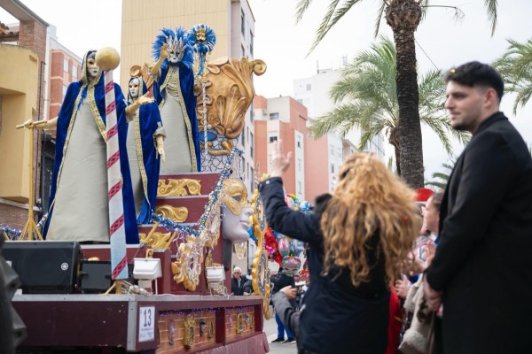El Grau celebra Carnestoltes tras la alerta roja y recupera la Gran Desfilada suspendida por el viento