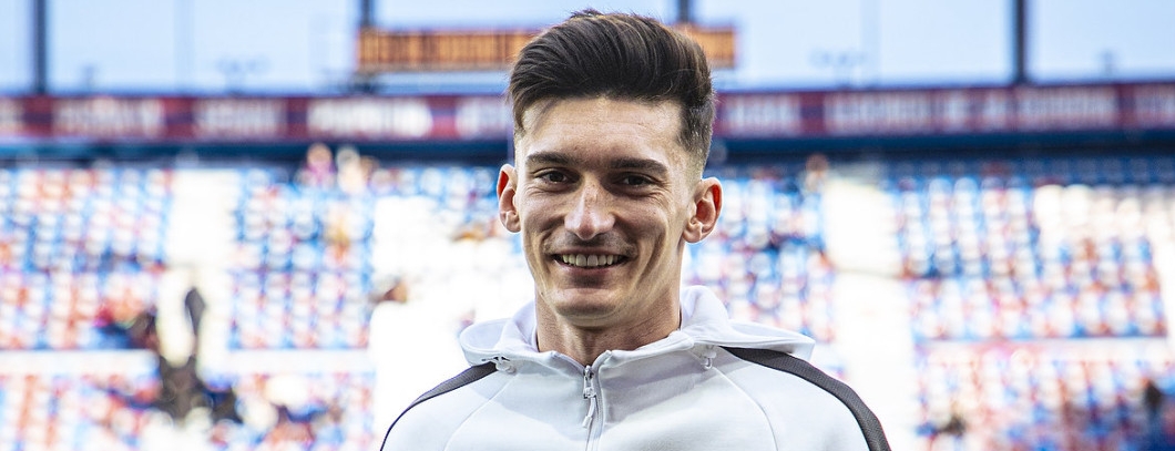 El levantinismo recibe a Pepelu con gritos en su contra y billetes con su cara