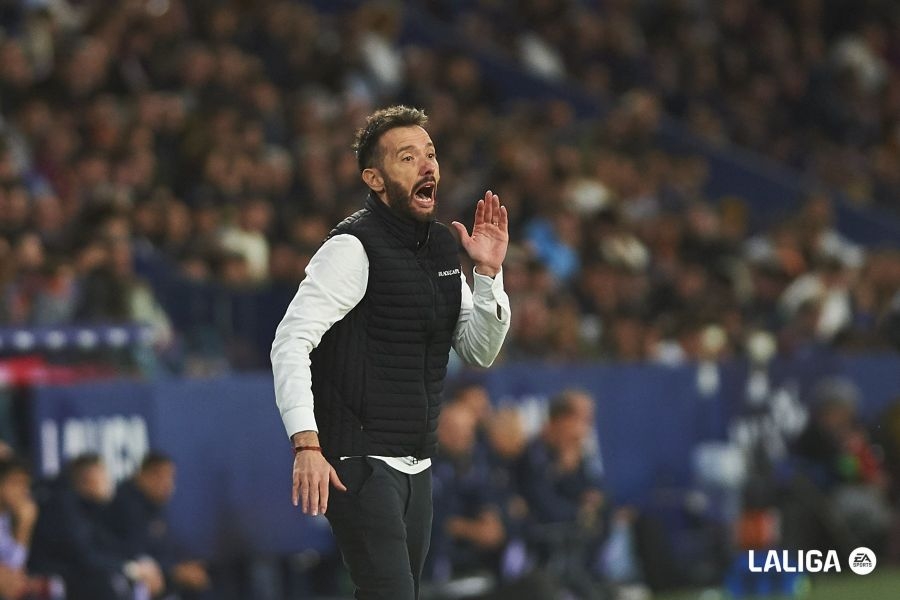 Corberán: “Lo importante no es Carlos Corberán, es el Valencia Club de Fútbol”