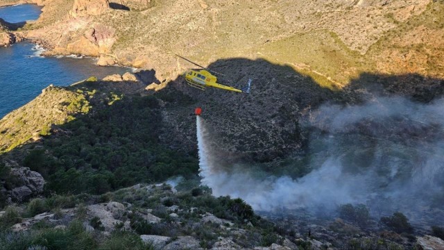 Controlado el incendio en Cabo Tiñoso, que deja cerca de cien hectáreas de superficie quemada