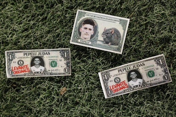 El levantinismo recibe a Pepelu con gritos en su contra y billetes con su cara