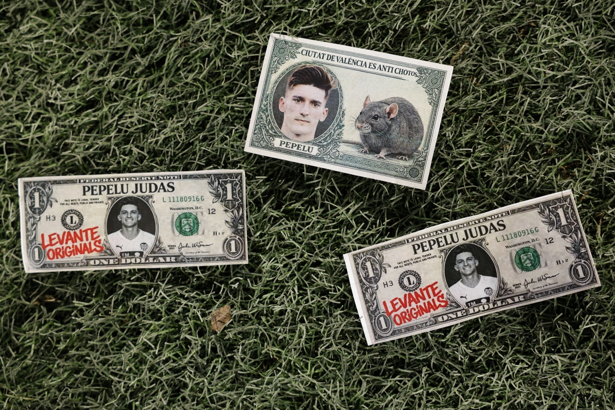 El levantinismo recibe a Pepelu con gritos en su contra y billetes con su cara