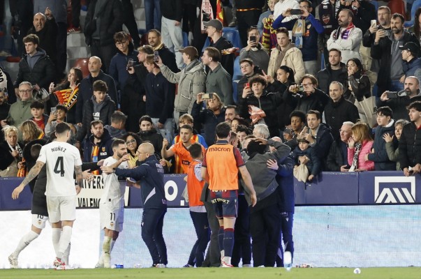 El derbi entre el Levante y el Valencia acaba en pelea y lanzamiento de botellas