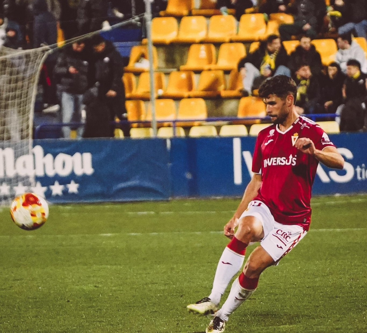 El Murcia es víctima de los errores de bulto de sus porteros y sigue con su mala racha en Primera RFEF