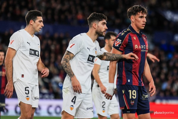 Unai Núñez aprueba el primer examen... mientras el Valencia CF busca lateral 