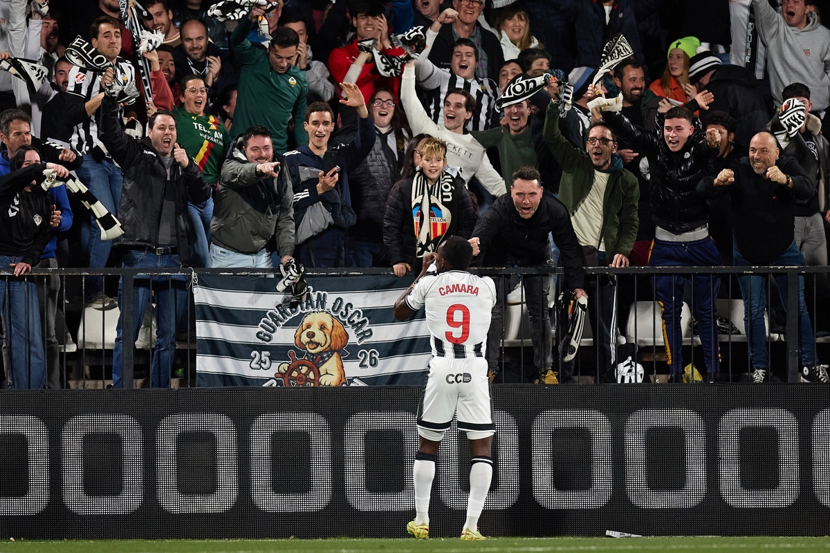 Dos golazos de Camara y Calatrava abrazan al Castellón al liderato