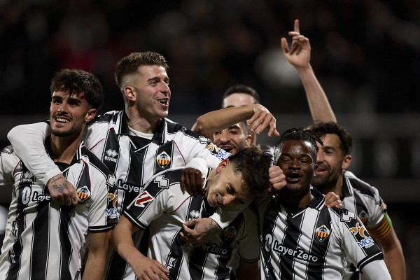 El Castellón vuelve a ser líder de Segunda 33 años después