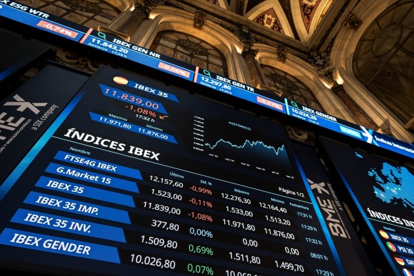 El Ibex 35 remonta un 1,27% y roza los 17.600 puntos, pendiente de los resultados y de Oriente Próximo