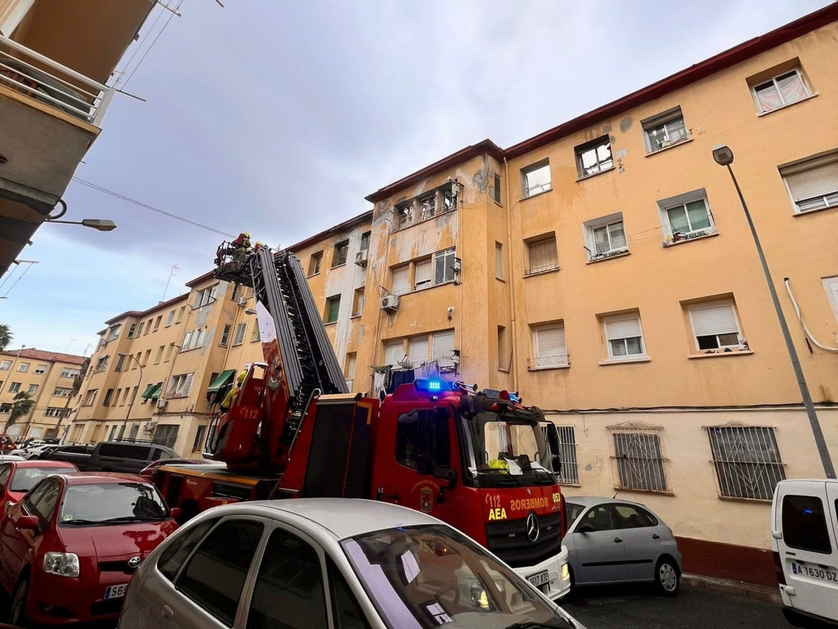 Los bomberos, intervienen en el incendio declarado en el barrio de Miguel Hernández.