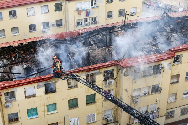 Seis atendidos por inhalar humo en el incendio de unas viviendas sociales de Alicante