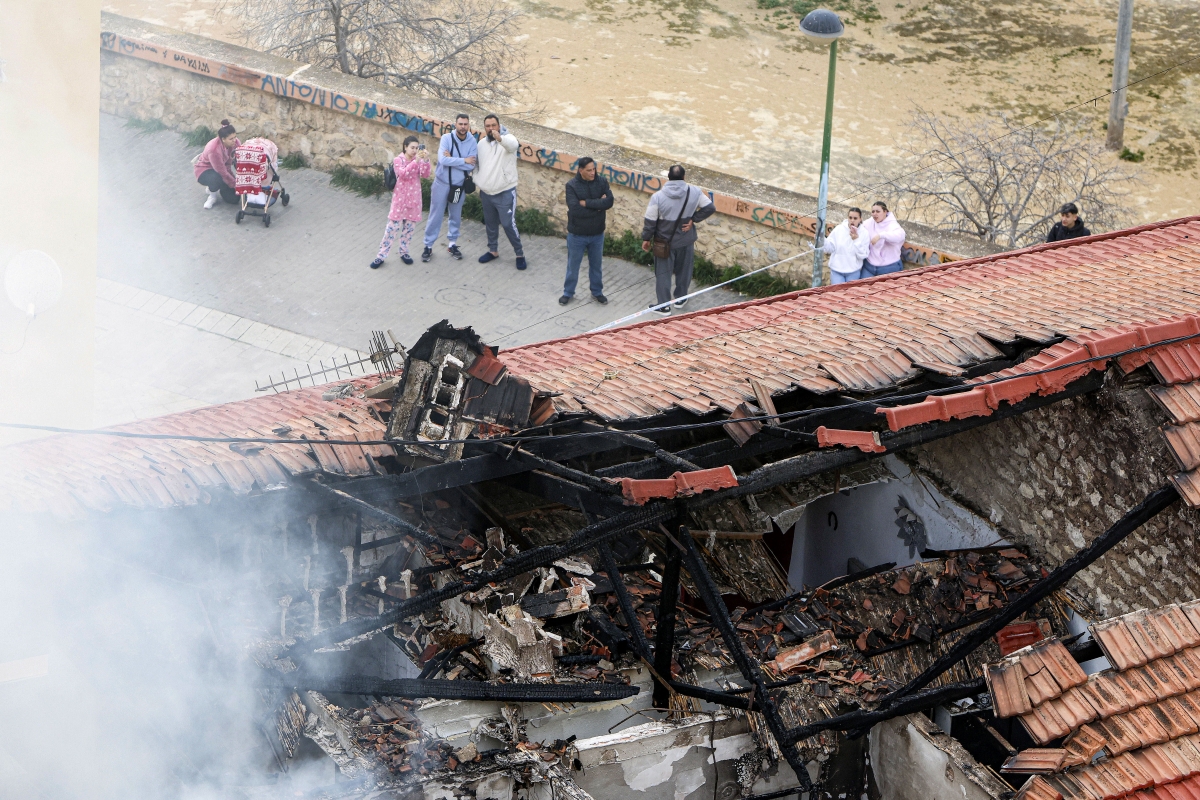 Vista del edificio incendiado en el barrio de Miguel Hernández.