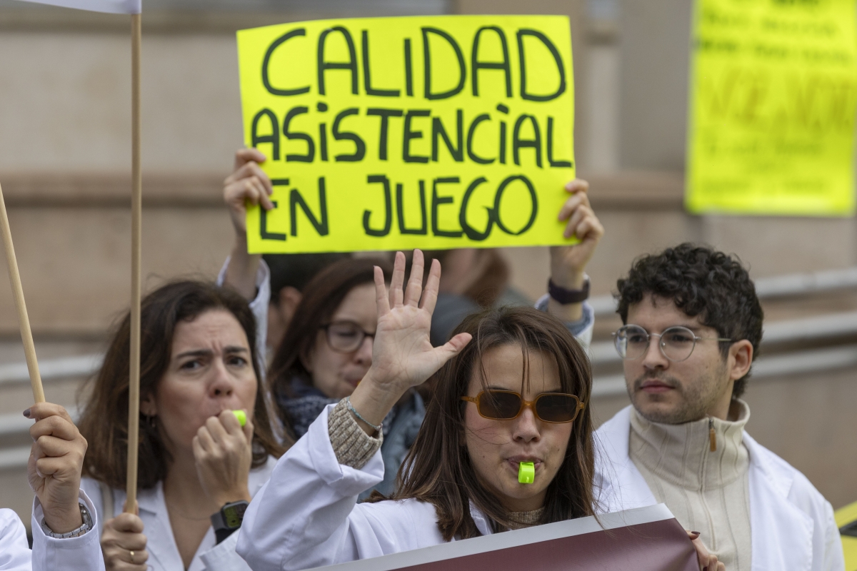 Quinta huelga de los médicos murcianos por el Estatuto Marco. - Foto: MARCIAL GUILLÉN / EFE Quinta huelga de los médicos murcianos por el Estatuto Marco.
