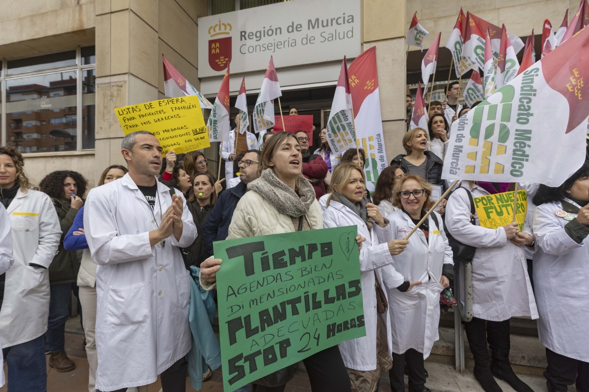 Quinta huelga de los médicos murcianos por el Estatuto Marco. - Foto: MARCIAL GUILLÉN / EFE Quinta huelga de los médicos murcianos por el Estatuto Marco.