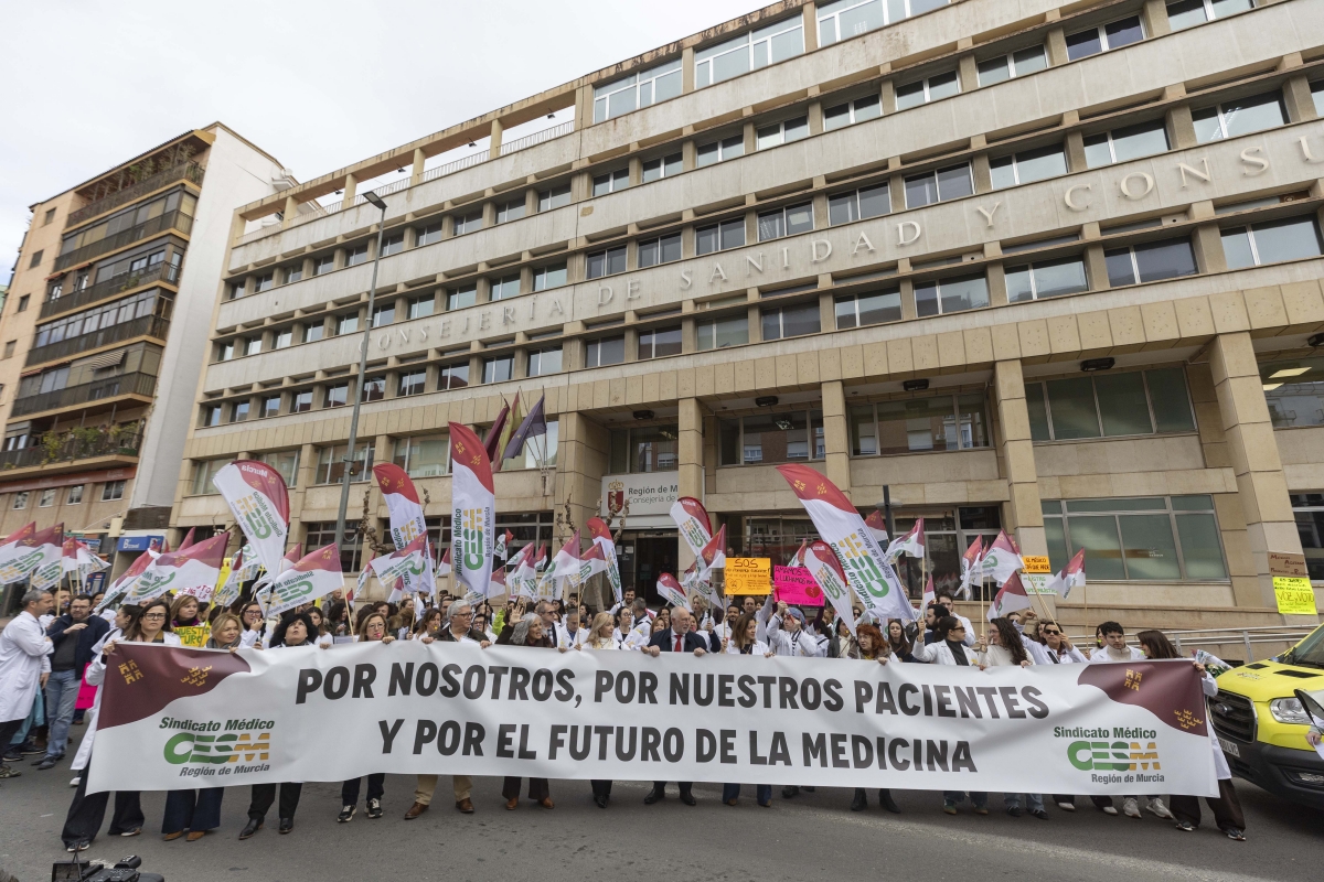 Quinta huelga de los médicos murcianos por el Estatuto Marco. - Foto: MARCIAL GUILLÉN / EFE Quinta huelga de los médicos murcianos por el Estatuto Marco.