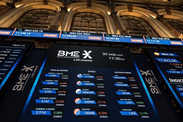 El Ibex repunta un 1,09% en la media sesión y se afianza por encima de los 17.850 puntos