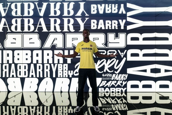Ya es oficial: el delantero francés Thierno Barry llega traspasado al Villarreal y firma hasta 2029 