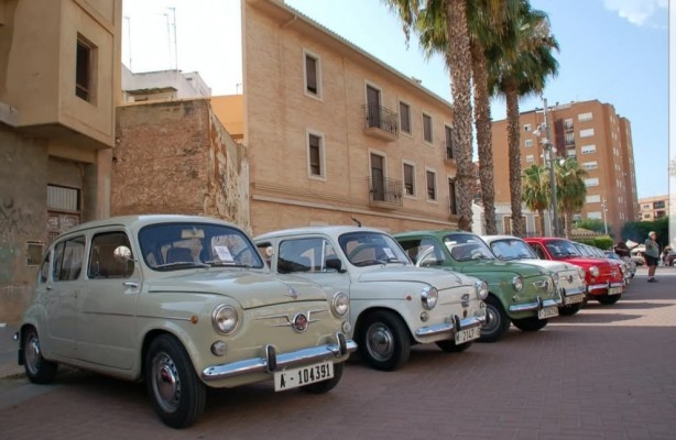 Concentración de vehículos Seat 600 y 850 en la Fira d’Oportunitats de Algemesí