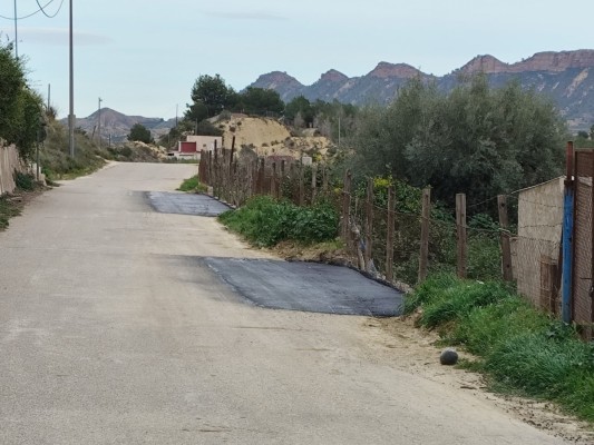 Algezares recupera la seguridad vial en el Camino de los Puros tras la reparación del talud y el reasfaltado