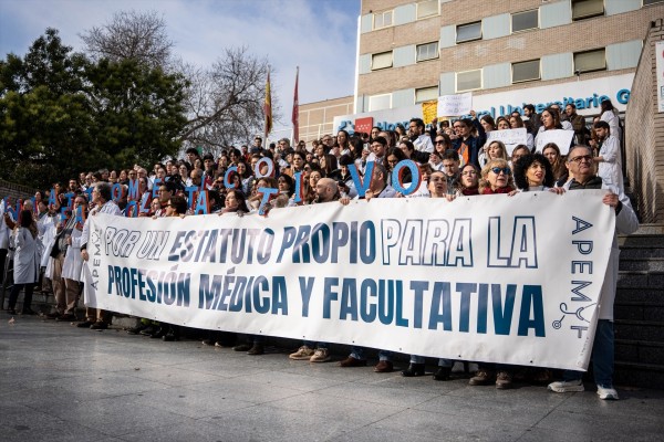 Médicos y facultativos claman en Madrid por un Estatuto Marco propio en el arranque de la huelga