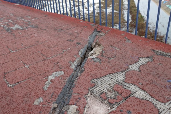 Xirivella denuncia el deterioro de la pasarela sobre el Turia que conecta con el barrio de la Luz y València