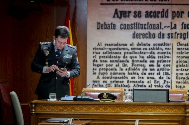 El jefe policial provincial el 29-O lee parte de sus mensajes ante la comisión del Senado