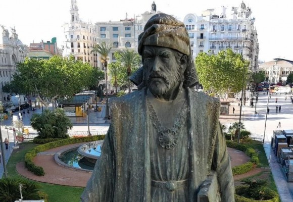 El Ayuntamiento de València sellará una fisura en la espalda de la estatua de Francesc de Vinatea