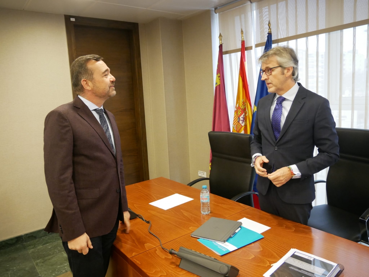 El diputado del PP Carlos Albaladejo, con el consejero Marín.