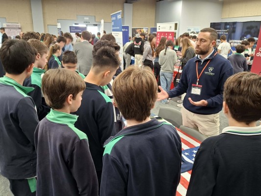  Murcia y Alicante miran al futuro: más de 30 instituciones educativas nacionales e internacionales se dan cita en la Feria de Universidades ELIS