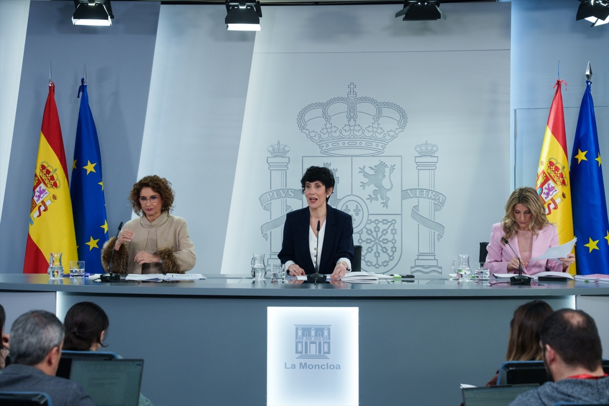 El Gobierno da luz verde a la subida del SMI hasta los 1.221 euros mensuales desde el 1 de enero