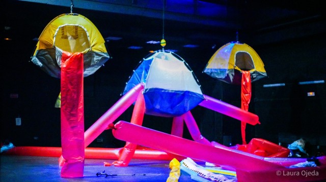 Sala L'Horta estrena 'Una cosa lleugera', una hipnòtica peça de dansa i objectes inflables
