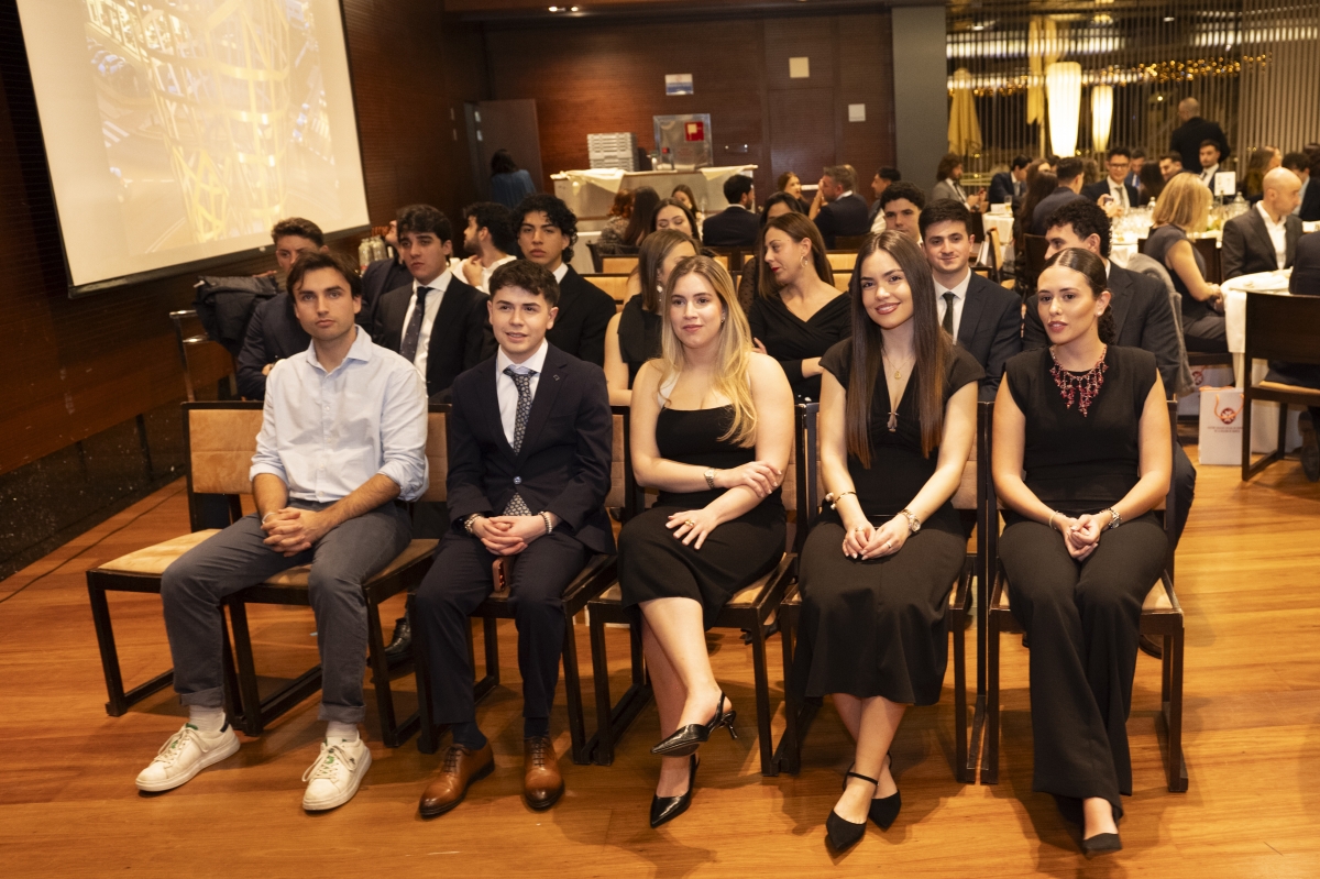 Un grupo de nuevos colegiados 