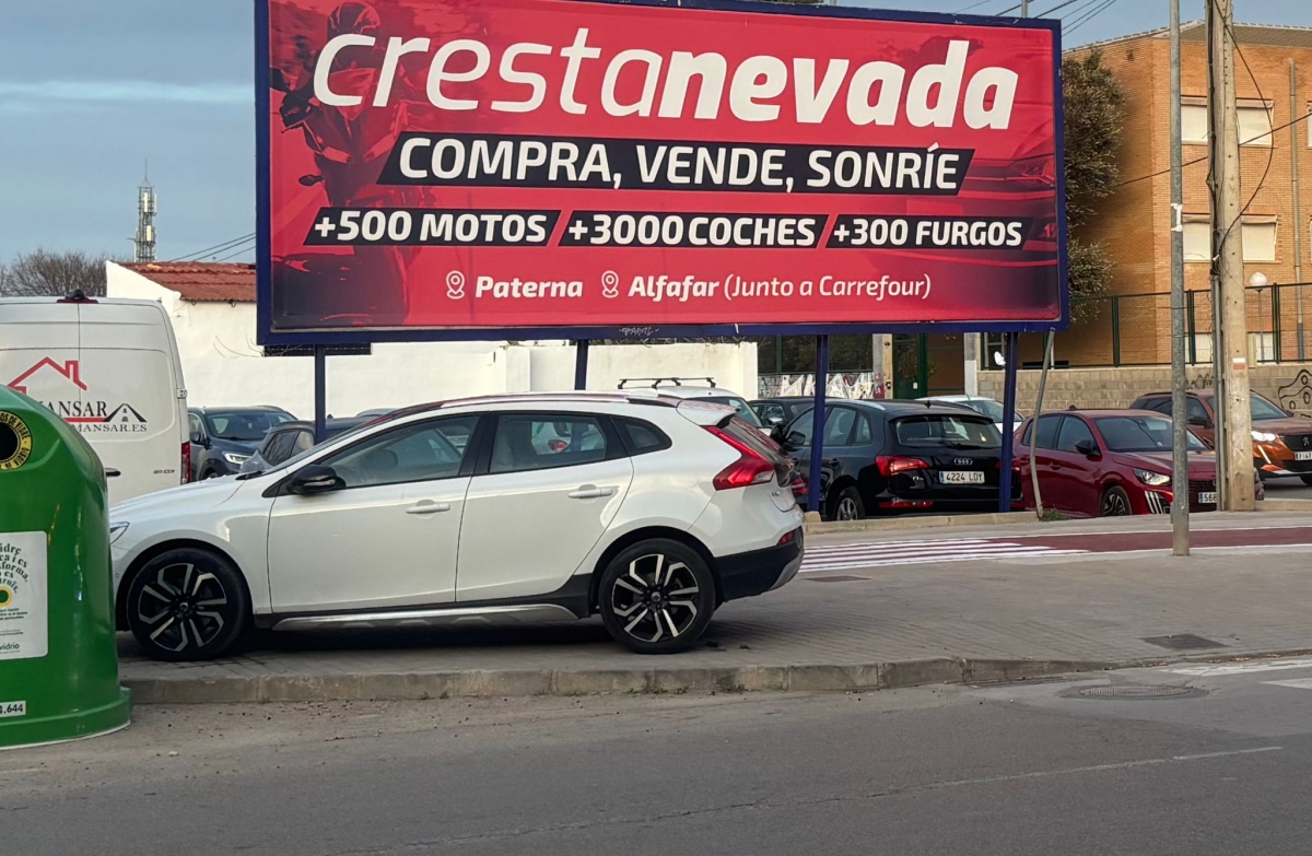 Un vehículo estacionado sobre la acera en Sedaví.