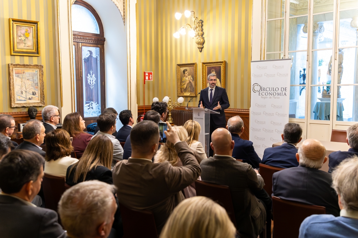 Lucas reivindica ante los empresarios las inversiones de 9.500 millones del Gobierno para la Región de Murcia