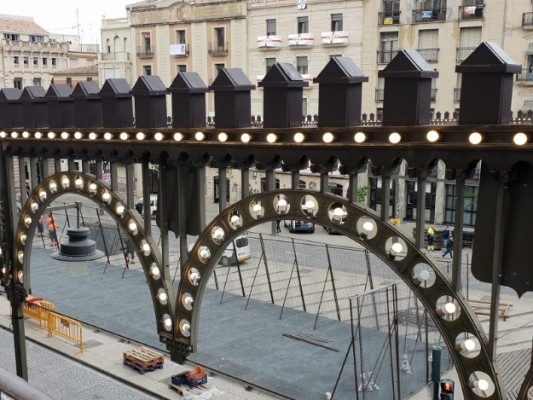 Gestaser sigue colocando y retirando la enramada y el castillo de Fiestas de Alcoy: un año más por 103.000€ 