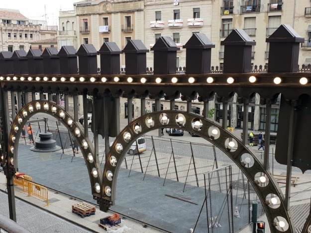 Gestaser sigue colocando y retirando la enramada y el castillo de Fiestas de Alcoy: un año más por 103.000€ 