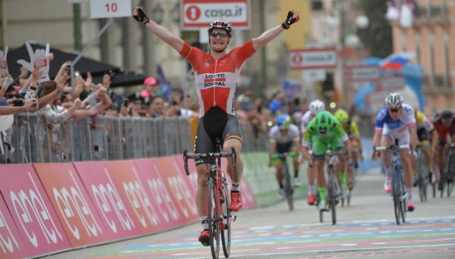 Greipel impone su fuerza bruta en la quinta etapa, Dumoulin sigue líder