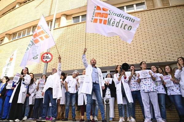 La segunda jornada de la huelga de médicos registra un seguimiento del 90%, según sindicatos