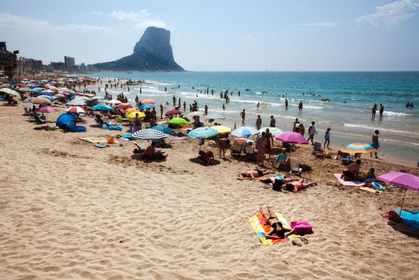 Calp vuelve a abrir al baño el Arenal-Bol: las analíticas revelan el estado excelente de sus aguas 
